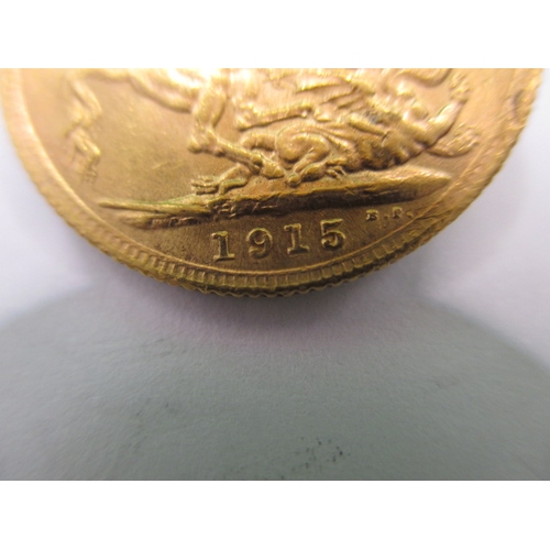 120 - A George V full gold sovereign dated 1915, a circulated coin with very fine definition of features, ... 