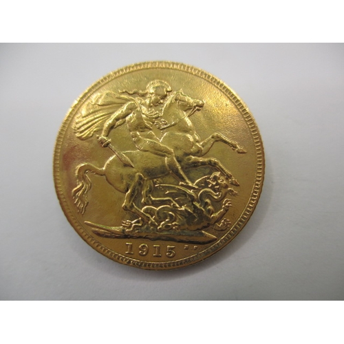 121 - A George V full gold sovereign dated 1915, a circulated coin with very fine definition of features