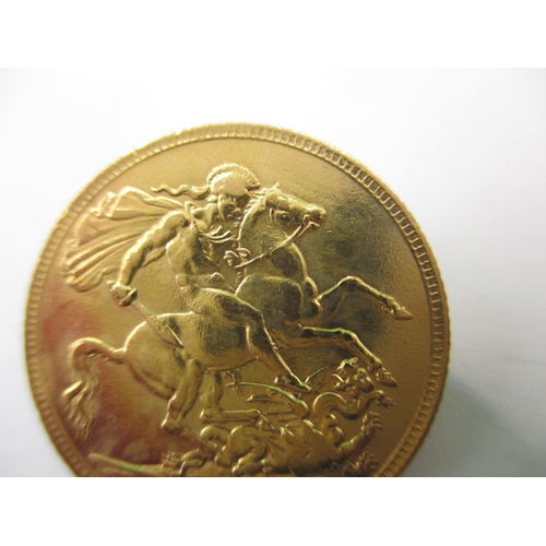 121 - A George V full gold sovereign dated 1915, a circulated coin with very fine definition of features