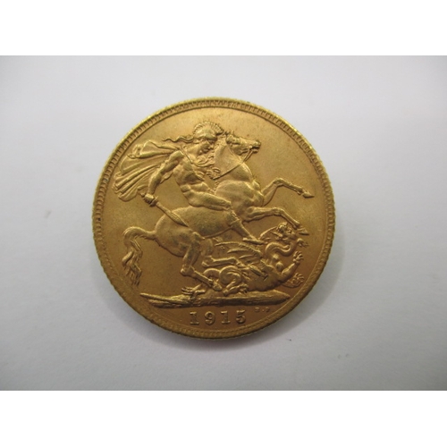 122 - A George V full gold sovereign dated 1915, a circulated coin with very fine definition of features