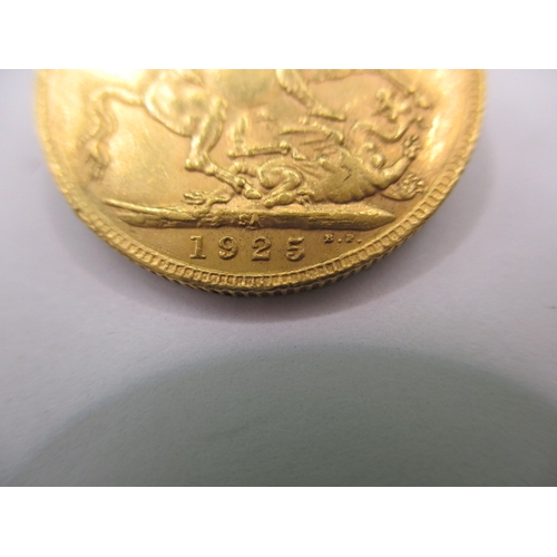 123 - A George V full gold sovereign dated 1925, a circulated coin with very fine definition of features