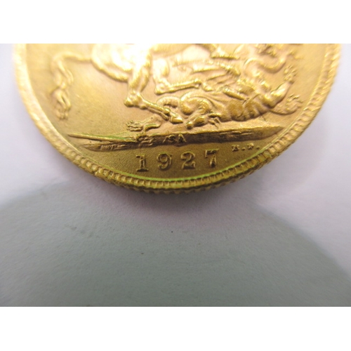 125 - A George V full gold sovereign dated 1927, a circulated coin with very fine definition of features