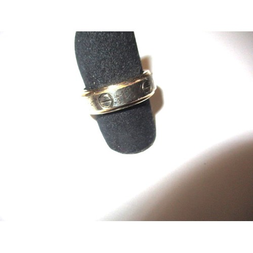 39 - A 9ct yellow and white gold ring, approx. ring size ‘N’, approx. weight 7.4g in good useable pre-own... 