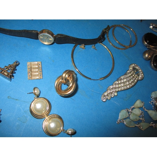 232 - A parcel of vintage costume jewellery and watches, to include some silver and gold items, all in use... 