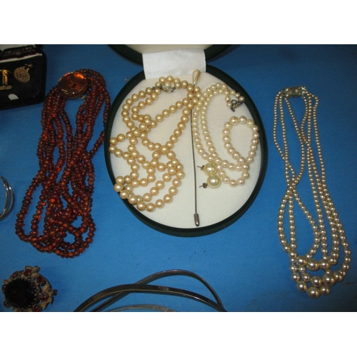 232 - A parcel of vintage costume jewellery and watches, to include some silver and gold items, all in use... 