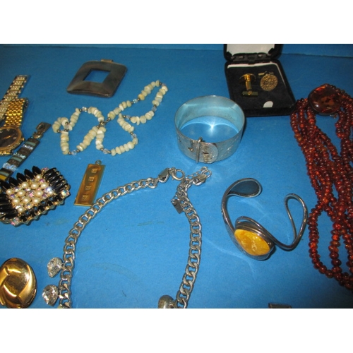 232 - A parcel of vintage costume jewellery and watches, to include some silver and gold items, all in use... 