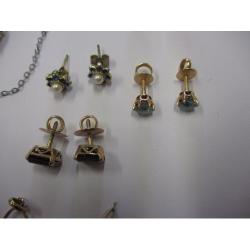 234 - A parcel of vintage costume jewellery, to include some gold items, all in used condition