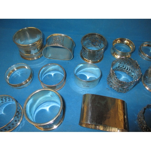 191 - A large quantity of silver and white metal napkin rings, various makers, all in used condition, appr... 