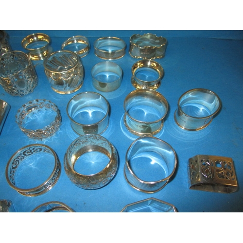 191 - A large quantity of silver and white metal napkin rings, various makers, all in used condition, appr... 