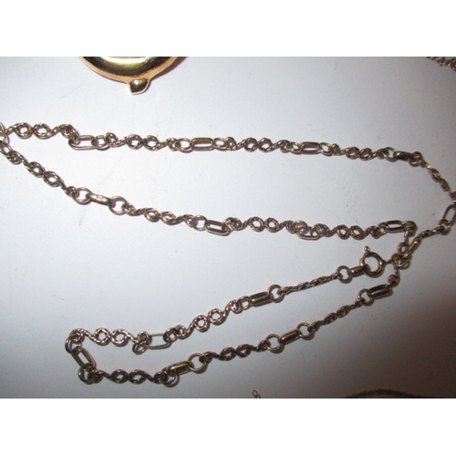 73 - A parcel of gold jewellery, one chain broken, approx. gross parcel weight 11.2g