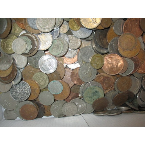 164 - A large quantity of vintage world coins, approx. 14kg in total, all in circulated condition