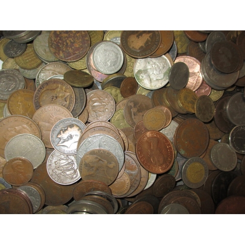 164 - A large quantity of vintage world coins, approx. 14kg in total, all in circulated condition