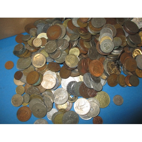 165 - A large quantity of vintage world coins, approx. 14kg in total, all in circulated condition