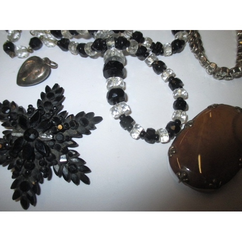 226 - A parcel of costume jewellery, to include some gold and silver items, all in used condition