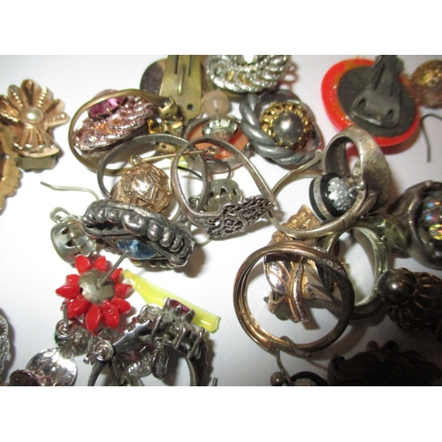 210 - A parcel of vintage costume jewellery, to gold items and some silver, all in used condition with som... 