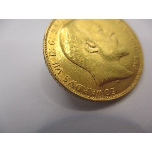 105 - An Edward VII gold sovereign dated 1908, a circulated coin with fine definition of features