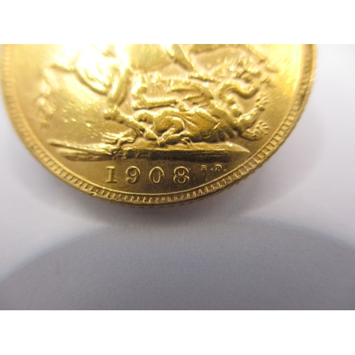 105 - An Edward VII gold sovereign dated 1908, a circulated coin with fine definition of features