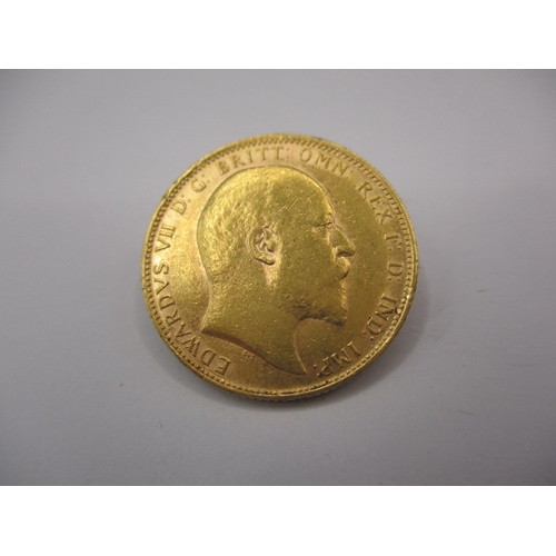 108 - An Edward VII gold sovereign dated 1904, a circulated coin with fine definition of features