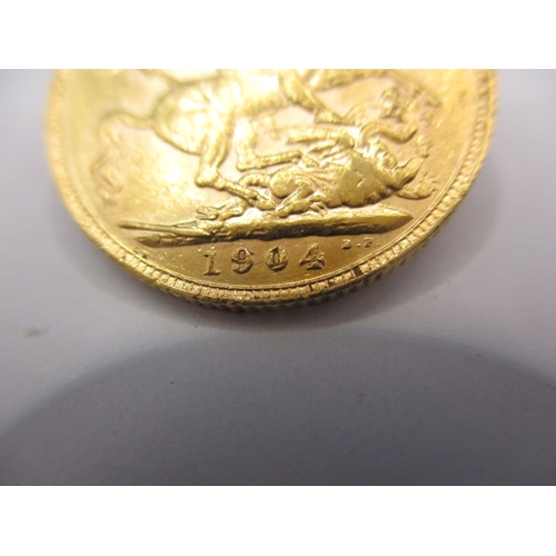 108 - An Edward VII gold sovereign dated 1904, a circulated coin with fine definition of features