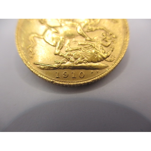 110 - An Edward VII gold sovereign dated 1910, a circulated coin with fine definition of features