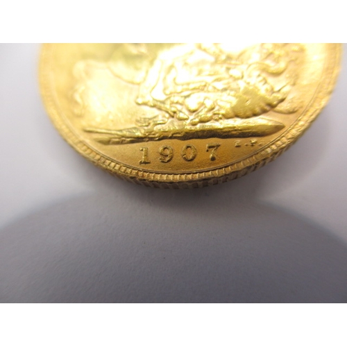 111 - An Edward VII gold sovereign dated 1907, a circulated coin with fine definition of features