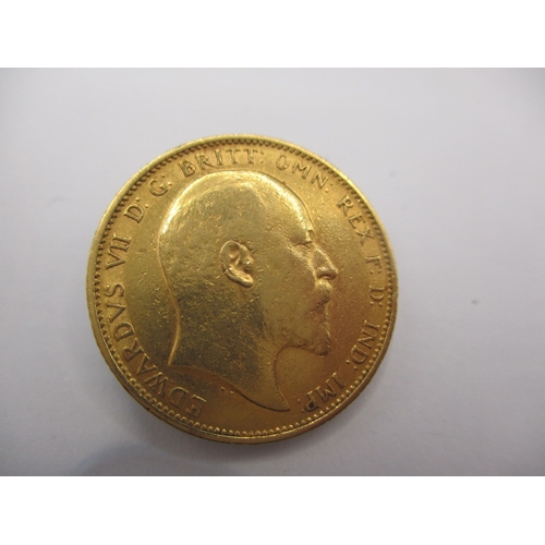 114 - An Edward VII gold sovereign dated 1904, a circulated coin with fine definition of features