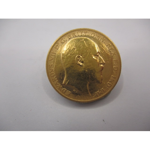 121 - An Edward VII gold half sovereign dated 1907, a circulated coin with fine definition of features