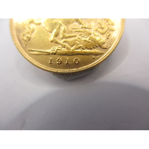 122 - An Edward VII gold half sovereign dated 1910, a circulated coin with fine definition of features