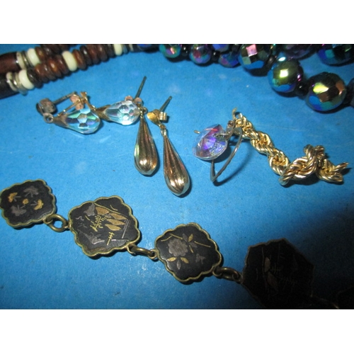 224 - A parcel of miscellanea, to include costume jewellery and silver coins, all in used condition