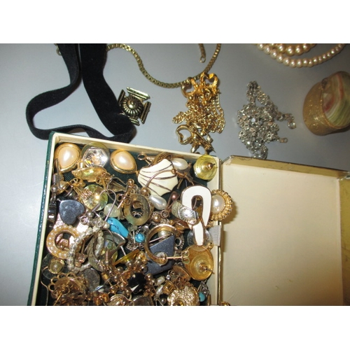 213 - A parcel of vintage costume jewellery, to include a 9ct gold torque bangle 3.7g, all in used conditi... 