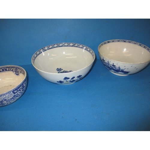 232 - Two antique Worcester blue & White bowls and a later example, approx. diameter of largest 20cm, no o... 