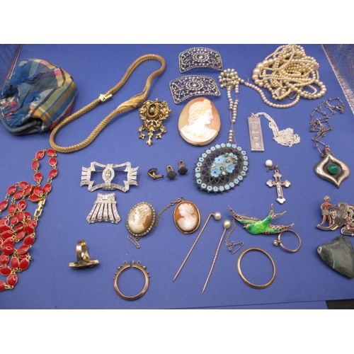 215 - A parcel of vintage costume jewellery, to include gold and silver items, all in used condition