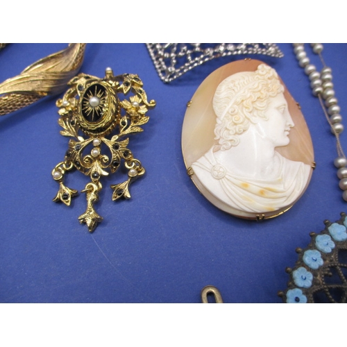 215 - A parcel of vintage costume jewellery, to include gold and silver items, all in used condition