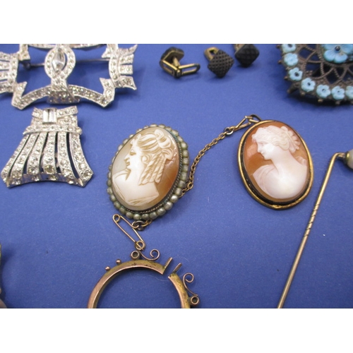 215 - A parcel of vintage costume jewellery, to include gold and silver items, all in used condition