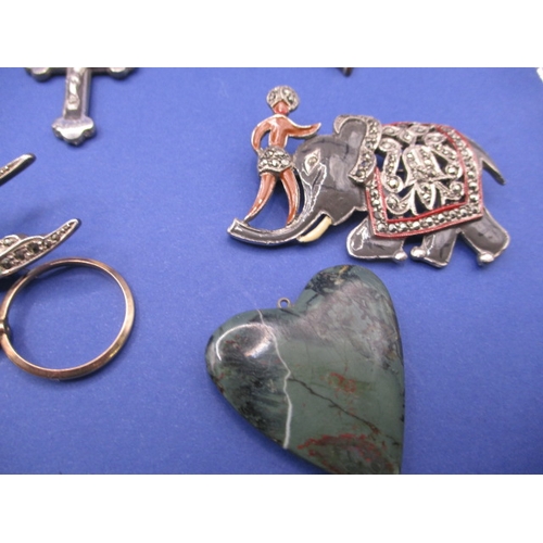 215 - A parcel of vintage costume jewellery, to include gold and silver items, all in used condition