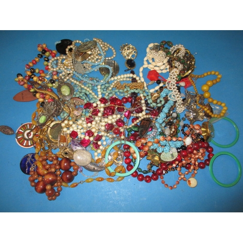 216 - A quantity of costume jewellery, to include bead necklaces, all in used condition