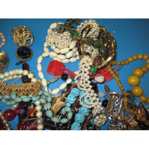 216 - A quantity of costume jewellery, to include bead necklaces, all in used condition