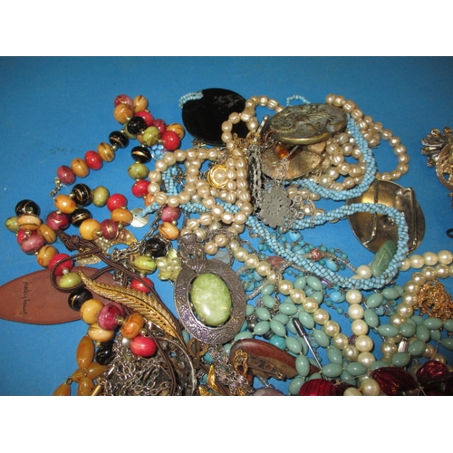 216 - A quantity of costume jewellery, to include bead necklaces, all in used condition