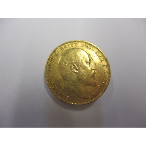 136 - An Edward VII gold sovereign dated 1909, a circulated coin with fine definition of features