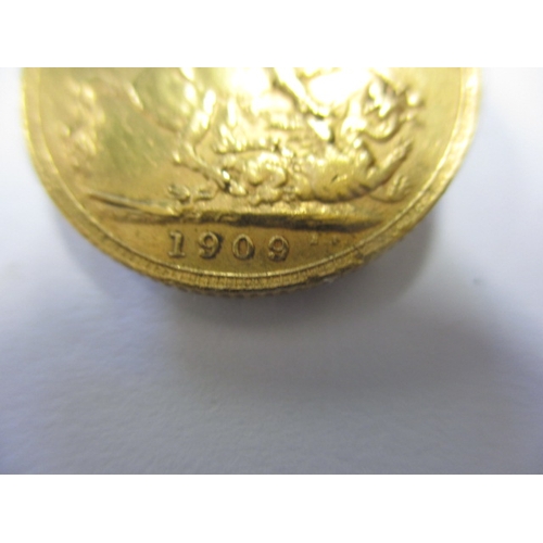 136 - An Edward VII gold sovereign dated 1909, a circulated coin with fine definition of features