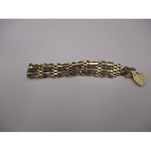 71 - A vintage 9ct gold gate bracelet with working clasp and safety chain approx. weight 5.5g