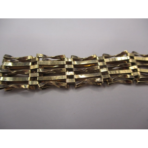 71 - A vintage 9ct gold gate bracelet with working clasp and safety chain approx. weight 5.5g