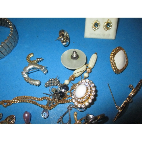 218 - A quantity of vintage costume jewellery and watches to include silver and yellow metal items all in ... 