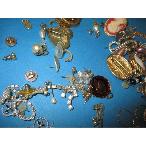 218 - A quantity of vintage costume jewellery and watches to include silver and yellow metal items all in ... 