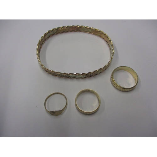 90 - A parcel of gold and yellow metal jewellery, to include an unmarked bi-colour bangle, approx. gross ... 