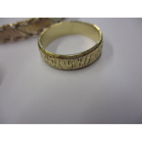 90 - A parcel of gold and yellow metal jewellery, to include an unmarked bi-colour bangle, approx. gross ... 