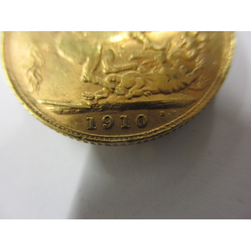 142 - An Edward VII gold sovereign dated 1910, a circulated coin with fine definition of features