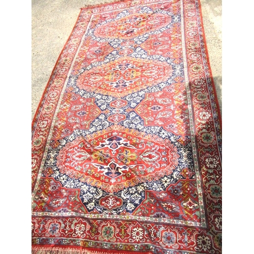 315 - A vintage wool and silk rug. In good pre-owned condition, a fine quality item. Approximate dimension... 