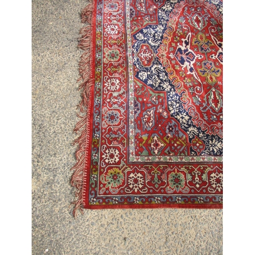 315 - A vintage wool and silk rug. In good pre-owned condition, a fine quality item. Approximate dimension... 