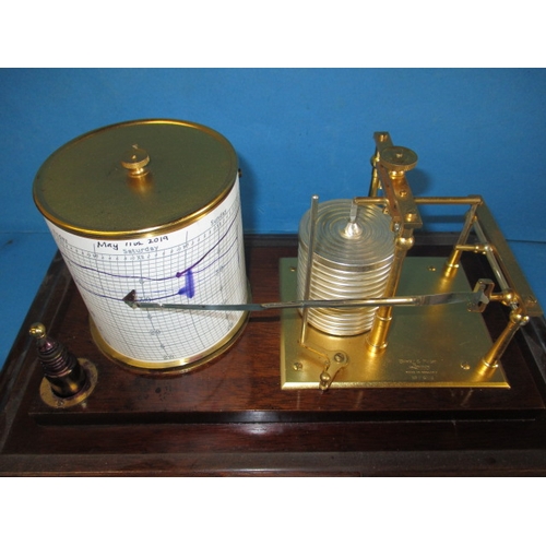 300 - A mid 20th century barograph by Short and Mason London, in original glazed mahogany case with ink bo... 